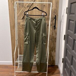 GOOD AMERICAN Washed Satin Cargo Pants, NWT, size 8/29, Olive green